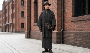 帽子やバッグ等の小物で洋風の統一感を出す